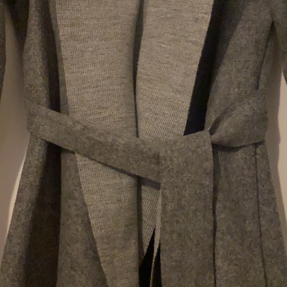 Grey classy coat. - Picture 2 of 3